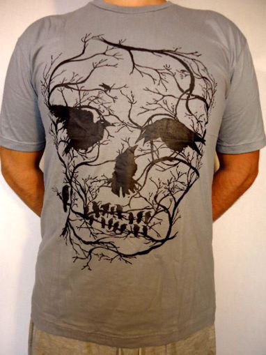 Imagen de Camiseta (calavera cuervos gris)